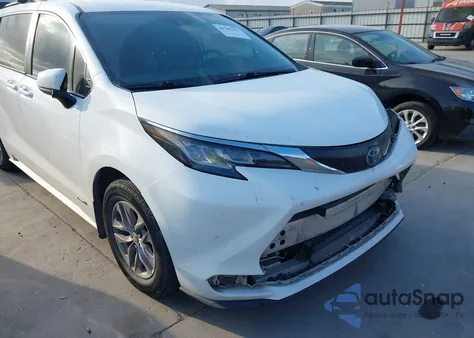 2021 Toyota Sienna Le z USA, uszkodzony, nr VIN 5TDKRKECXMS065518